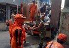 Jaga Kebersihan Lingkungan, Babinsa Koramil 02/SB dan Anggota PPSU Bersihkan Sampah di Sekitar Pemukiman Warga Binaan