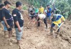 TNI - Polri dan Warga Bersihkan Material Longsor