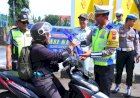 Polres Pekalongan Memberikan Gift Kepada Pengendara Yang Tertib Berlalu Lintas, Dalam Ops Candi 2025
