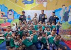 Brimob Polda Metro Jaya Bagikan Makanan Bergizi Gratis untuk Anak Jalanan di Karet