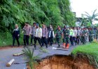Kapolda Jateng Tinjau Lokasi Longsor Pekalongan