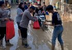 Brimob Polda Metro Jaya Bagikan Takjil untuk Warga Terdampak Banjir di Pondok Gede Permai, Bekasi