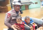 Tim SAR Korbrimob Polri Gerak Cepat Evakuasi Korban Banjir di Jakarta Timur