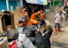 Bhabinkamtibmas Bidaracina Bersama Tiga Pilar Laksanakan Kerja Bakti Pasca Banjir di Tanjung Lengkong