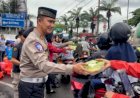 Ditlantas Polda metro Jaya Gandeng Aliansi Mahasiswa Bagikan Takjil di Cengkareng