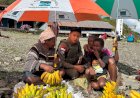 Senyum Mama-Mama Papua Saat Bripda Rafly Personel Ops Damai Cartenz-2025 Ulurkan Payung