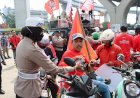 Aksi Humanis Polres Pelabuhan Tanjung Priok Bagikan Minum dan Roti Saat Buruh Rayakan May Day