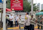 Polisi Tertibkan Bendera Ormas di Kebon Melati