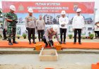 Hadiri Ground Breaking Asrama Polresta Samarinda, Kapolri Bagikan Sumur Bor-Sembako ke Warga