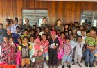 Srikandi Polri Ops Damai Cartenz-2025 Tebar Damai Lewat Ibadah Bersama Anak-anak di Gereja GPDI Yericho Nogolait Kandego, Nduga