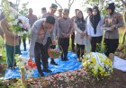 Peringati Hari Bhayangkara ke-79, Baharkam Polri Ziarah ke Makam Briptu Anumerta Ghalib