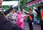 Tradisi Pedang Pora, Momen Haru Pelepasan dan Penyambutan Kapolres Pekalongan Baru