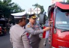 Semarakkan HUT RI, Kapolres Pekalongan Turun ke Jalan, Bagikan Bendera