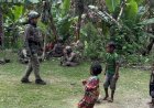 Tebar Keceriaan, Satgas Damai Cartenz Bermain Bola Bersama Anak-anak Puncak Jaya