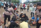 Polisi Bagi-Bagi Roti dan Air ke Massa Demo DPR