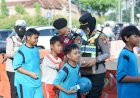 Kapolrestro Bekasi Turun Yanmas, Tertibkan Arus Pagi dan Bagikan Susu untuk Pelajar di TL Jurong