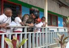 Satgas Ops Damai Cartenz Berbagi Buku Bacaan kepada Anak-Anak Sekolah di Intan Jaya