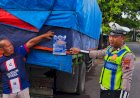 Satlantas Pekalongan Gencarkan Sosialisasi Operasi Zebra Candi, Bagikan Stiker di Jalan Raya