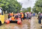 Polri Bantu Warga di Sejumlah Pemukiman Yang Terdampak Banjir di Batuphat Barat
