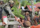 Patroli Humanis Satgas Ops Damai Cartenz di Kampung Apom Kiwirok, Pererat Kedekatan dengan Warga