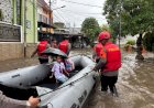 Brimob Metro Jaya Tanggap Dengan Ikhlas Bantu Warga Saat Banjir