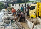 Tanggul Jebol di Muara Gembong, Brimob Bersama TNI dan Warga Bahu-Membahu Lakukan Penanganan
