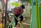 Jelang Ramadhan, Dit Samapta Polda Metro Jaya Bersih-bersih Mushola Terdampak Banjir Di Jaktim