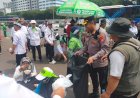 Pelayanan Humanis Polisi di Aksi Guru Madrasah, Bagikan Roti hingga Air Mineral
