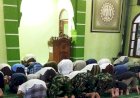 Satgas TMMD Ke-127 Pererat Silaturahmi Lewat Tarawih Bersama Warga Sukamaju