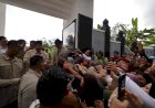 Prabowo Disambut Hangat Warga Banyumas Saat Ziarah ke Makam Margono Djojohadikusumo, Warga: Sehat Selalu!