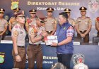 Wadir Reskrimum Polda Metro Jaya Serahkan Referensi Hukum Terbaru kepada 17 Taruna Akpol: Perkuat Profesionalisme Generasi Mendatang