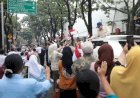 Momen Hangat Warga Sambut Kedatangan Prabowo di Bandung: Pak Minta Foto!