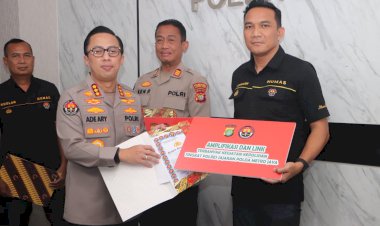 5 Personel Bidhumas Polda Metro Jaya Berprestasi Terima Reward
