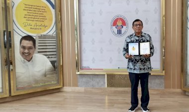 Ketua Umum PWI Pusat, Hendry Ch Bangun Terima Penghargaan dari Kemenpora