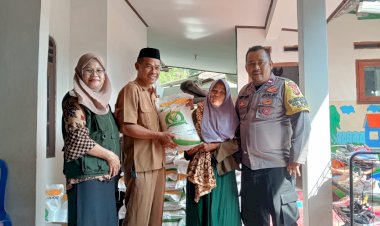Bhabinkamtibmas Desa Tamansari Monitoring Pendistribusian Bansos Program Badan Pangan Nasional