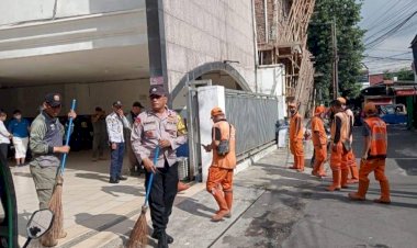 Kerja Bakti Sosial Jelang Nataru, Bhabinkamtibmas dan Tiga Pilar Bersatu Bersihkan Gereja Methodist Johar Baru