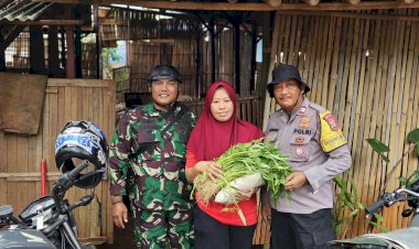 Doa Tulus dari Lansia untuk Pak Bhabin yang Berbagi Sembako