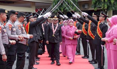 Kapolres Pekalongan Lepas Enam Anggota Purna Tugas