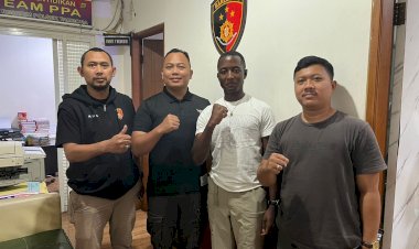 WNA Asal Afrika Apresiasi Profesionalitas Polsek Tambora Berhasil Menemukan  Barang Miliknya di KRL
