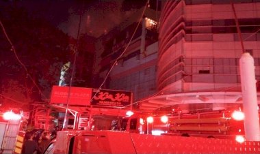 Petugas Damkar Terus Berjibaku Padamkan Api Kebakaran Glodok Plaza