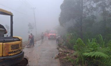 Petugas Gabungan  Evakuasi 17 Warga Terdampak Longsor di Petungkriyono