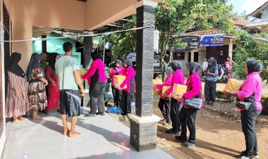 Korban Bencana Alam Menerima Bantuan Dari Bakti Sosial Bhayangkari Peduli, Sampaikan Bantuan Korban Bencana Alam