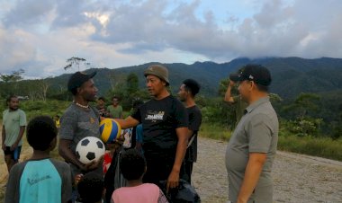 Satgas Ops Damai Cartenz Pererat Hubungan dengan Pemuda Melalui Olahraga Bersama