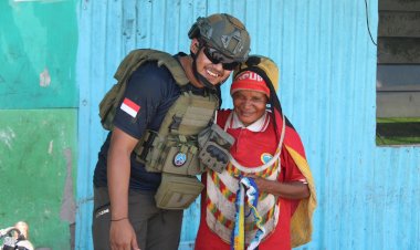 Personel Ops Damai Cartenz Pendekatan Dengan Mama-mama Papua