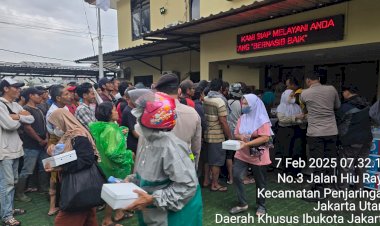 Polsek Kawasan Muara Baru, Berbagi Makanan Untuk Sesama, Dalam Jumat Berkah