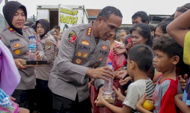 Polres Metro Jakarta Timur Bagikan 300 Nasi Box Gratis untuk Warga