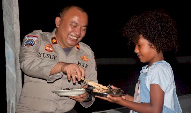 Keakraban Tanpa Sekat, Momen Kedekatan Anggota Polri Bersama Anak Papua