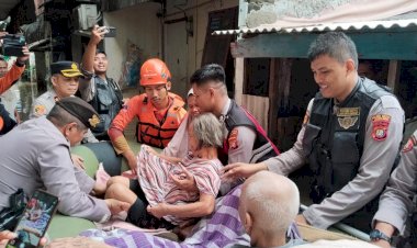 Polisi Evakuasi Lansia Korban Terdampak Banjir di Cengkareng