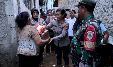 Polwan Bantu Warga Terdampak Banjir di Kebon Jeruk, Bagikan Sembako dan Layanan Kesehatan