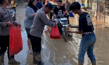 Brimob Polda Metro Jaya Bagikan Takjil untuk Warga Terdampak Banjir di Pondok Gede Permai, Bekasi